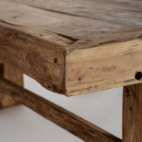 Table en bois recyclé, meuble contemporain écologique