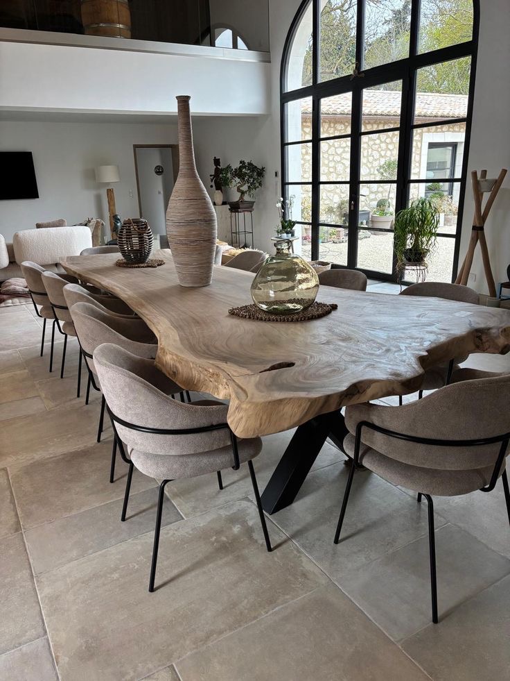 Salle à manger avec meubles contemporains écologiques