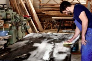 Artisan fabriquant des meubles contemporains écologiques