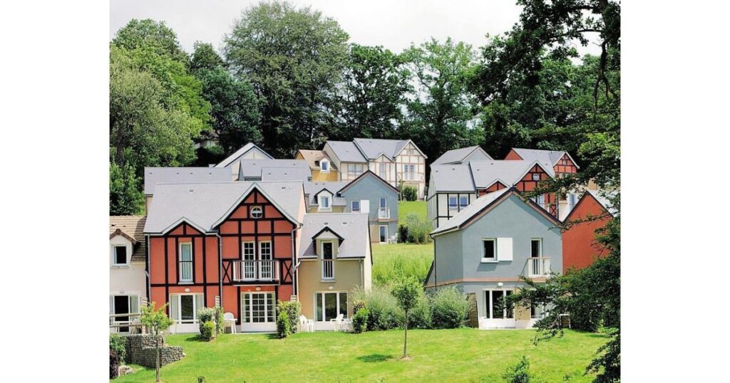 Village Normandy Garden en Normandie, un lieu de vacances familial avec piscine et espaces verts.