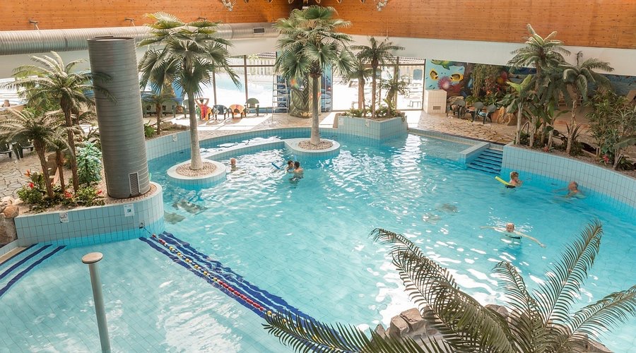 Village Normandy Garden en Normandie, un lieu de vacances familial avec piscine et espaces verts.