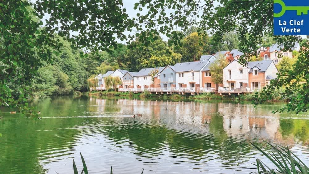 Village Normandy Garden en Normandie, un lieu de vacances familial avec piscine et espaces verts.
